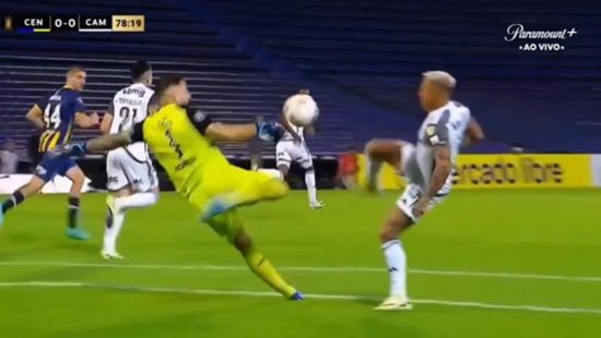 Atacante do Atlético-MG tenta &#8216;dar uma de Ronaldinho&#8217; e faz gol inusitado