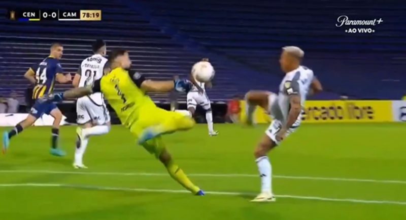 Momento em que o atacante Eduardo Vargas rouba bola de goleiro adversário para marcar gol 