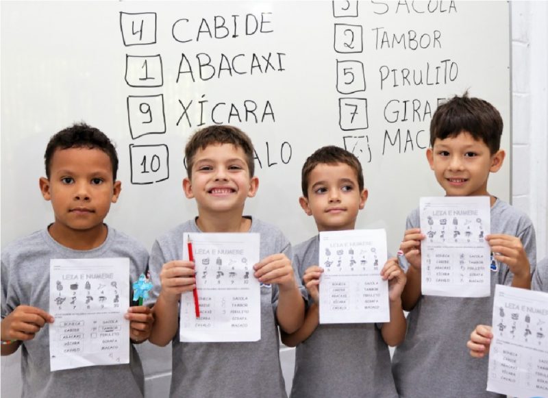 Alunos de Blumenau mostram trabalho realizado em escola