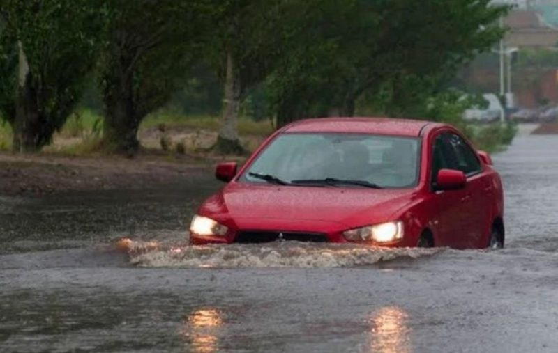 Carro fica embaixo de água durante enchente