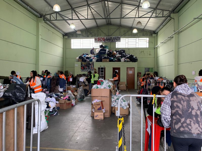 O galp&atilde;o recebe, por dia, cerca de oitocentas pessoas em busca de donativos dos mais variados ap&oacute;s a enchente – Foto: Vivian Leal/ND