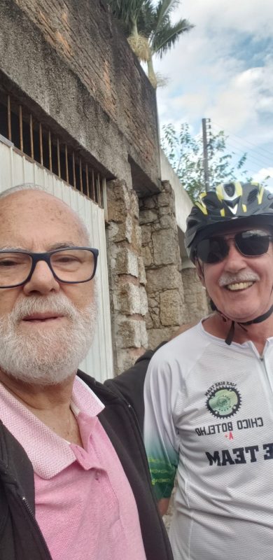 Pelas ruas do bairro do Saco dos Lim&otilde;es, aqui na Capital, o encontro de duas feras do futebol da nossa regi&atilde;o: Beto Boca e Chico Botelho. O primeiro marcou &eacute;poca do futsal de Florian&oacute;polis defendendo v&aacute;rios clubes e entre eles o inesquec&iacute;vel Cupido. O outro na foto, &eacute; o agora ciclista Chico Botelho, lenda do Ajax e que jogou no Ava&iacute; como zagueiro em 1977. – Foto: Beto Boca/FCB/ND