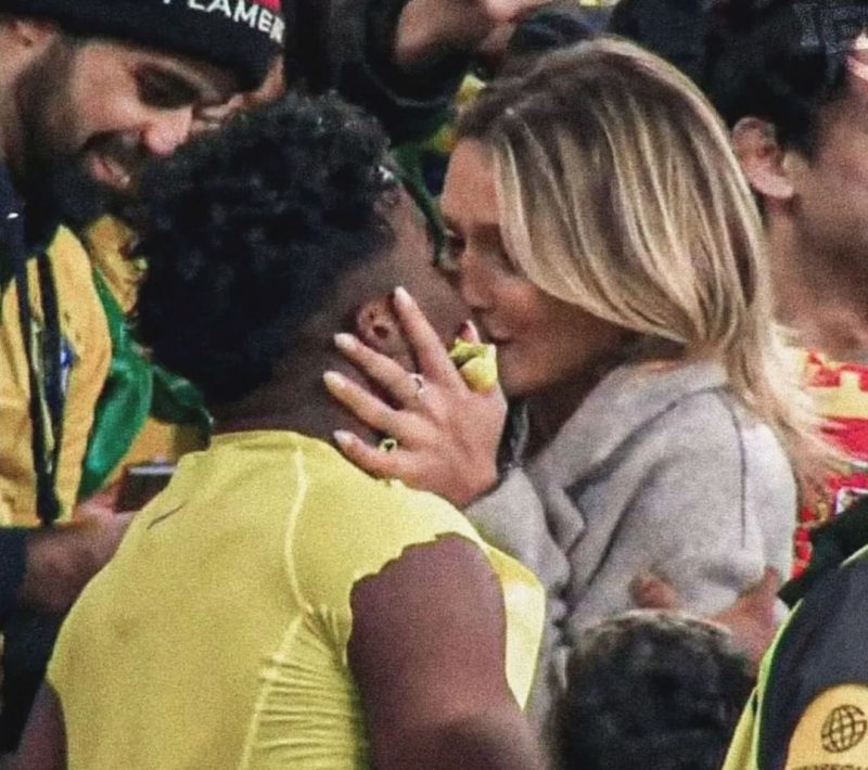 Endrick beija a namorada Gabriely Miranda em jogo da Seleção Brasileira