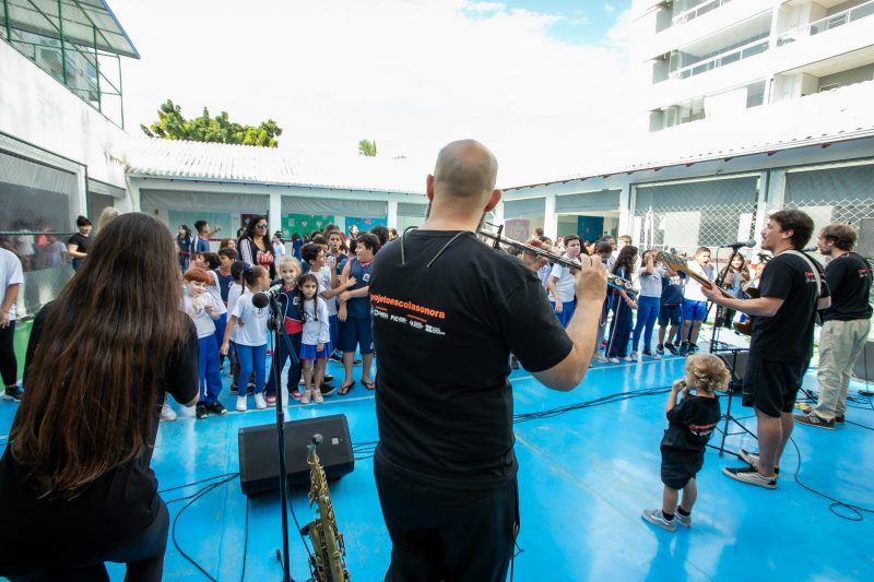 O projeto “Escola Sonora” estar&aacute; em Florian&oacute;polis nesta quarta-feira (8), levando m&uacute;sica e arte para alunos da rede p&uacute;blica municipal de ensino no Morro das Pedras. Projeto passar&aacute; por 16 escolas p&uacute;blicas da Grande Florian&oacute;polis – Foto: Thiago Mangrich/ND
