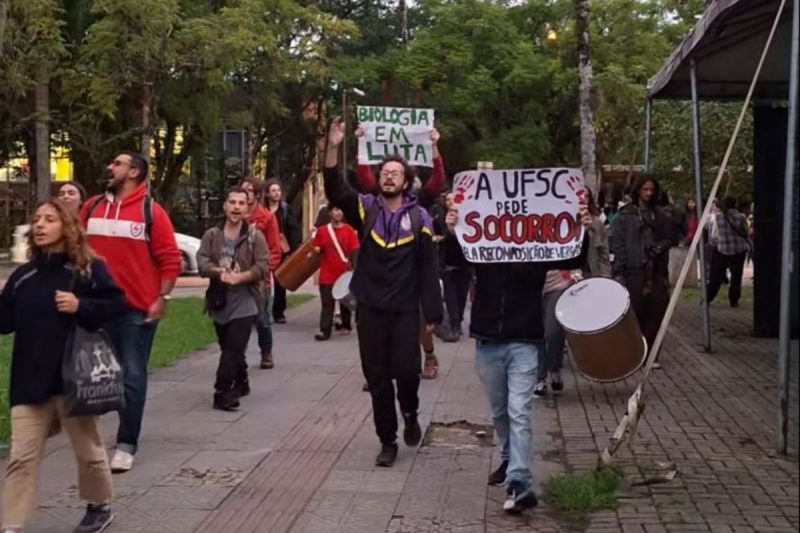 Estudantes se manifestam pela greve na UFSC