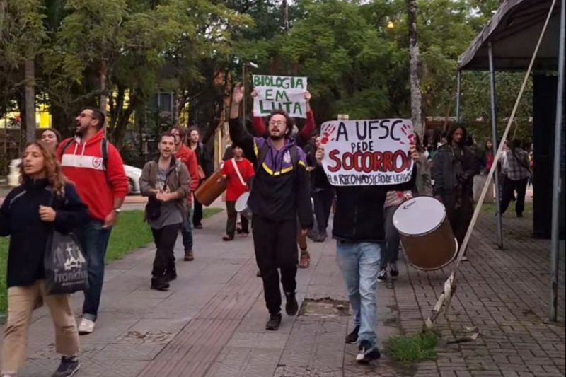 Estudantes protestam na UFSC