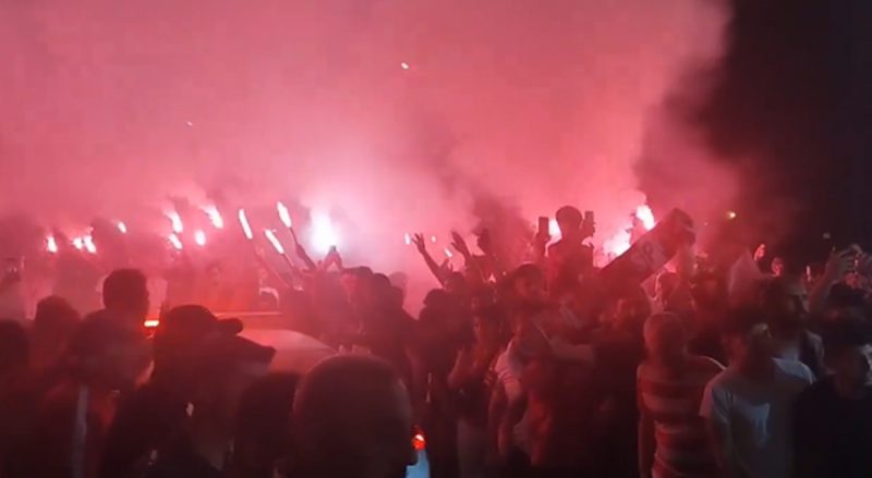 Festa da torcida do Antalyaspor na chegada do técnico Alex de Souza ao clube 