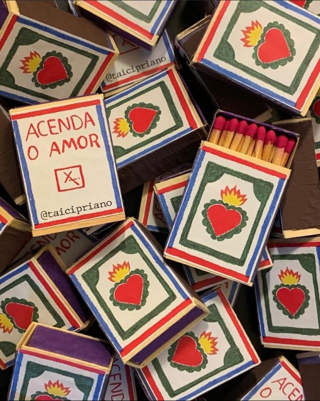 Exposi&ccedil;&atilde;o “Amor Amor” traz obras dos artistas Tai Cipriano, Sil Lucas, Ismael Caneppele e Lara Abi-Zaid. Em visita&ccedil;&atilde;o na Galeria Lama, no Centro de Floripa – Foto: Instagram Galeria Lama/Divulga&ccedil;&atilde;o