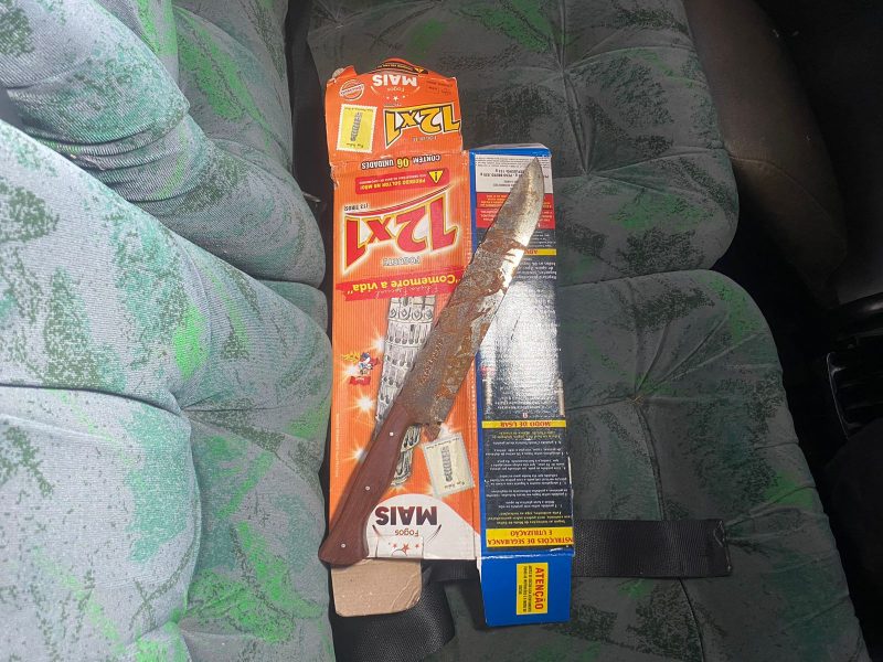 Torcedores deixaram um facão no interior do ônibus, que segundo o motorista foi utilizado para cortar fiações do veículo e rasgar bancos