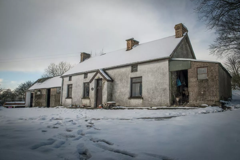 Fachada da casa, localizada no Condado de Tyrone, na Irlanda do Norte – Foto: Abandoned NI/Triangle News/Divulga&ccedil;&atilde;o
