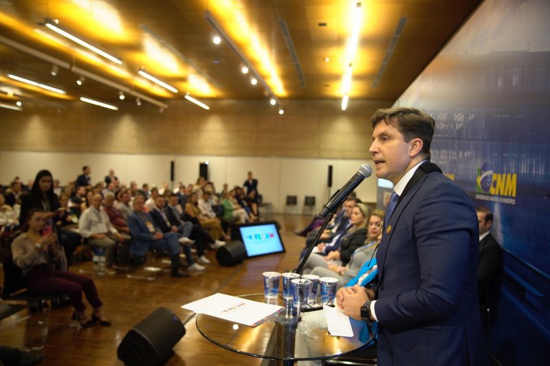 Fabr&iacute;cio de Oliveira em discurso na reuni&atilde;o com F&oacute;rum Parlamentar – Foto: Diorgenes Pandini/FECAM/ND
