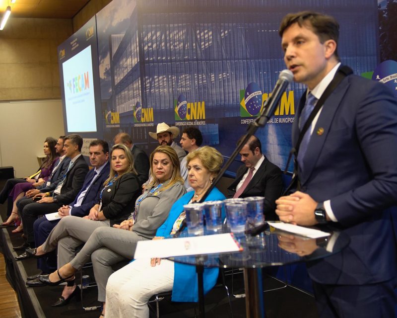 Presidente da Fecam, Fabrício de Oliveira, e parte dos parlamentares catarinenses, em encontro com prefeitos - Foto: Diorgenes Pandini/FECAM/ND