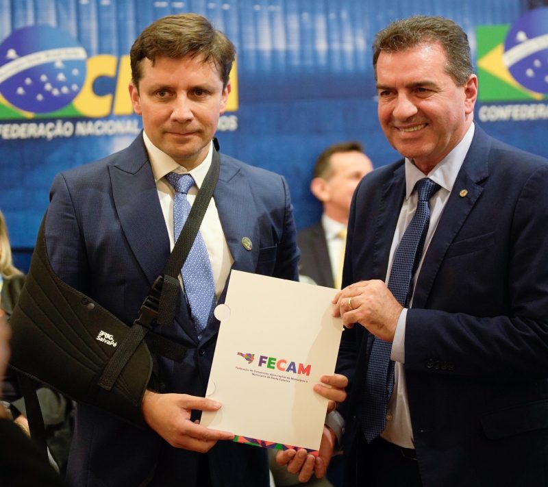Coordenador do F&oacute;rum Parlamentar, deputado federal Valdir Cobalchini, recebeu documento do presidente da Fecam – Foto: Diorgenes Pandini/FECAM/ND
