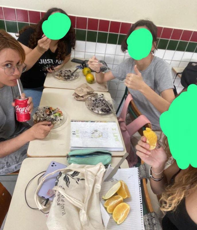 Felipe almoçando com amigos na escola em Garopaba