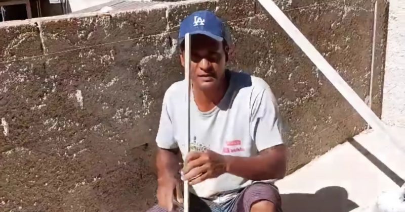 Pedreiro e a ferramenta 