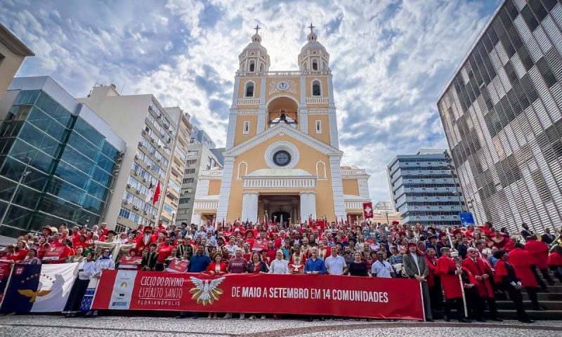 Comunidade e casais festeiros se reuniram em frente &agrave; Catedral para comemorar o in&iacute;cio do Ciclo – Foto: Reprodu&ccedil;&atilde;o/ND