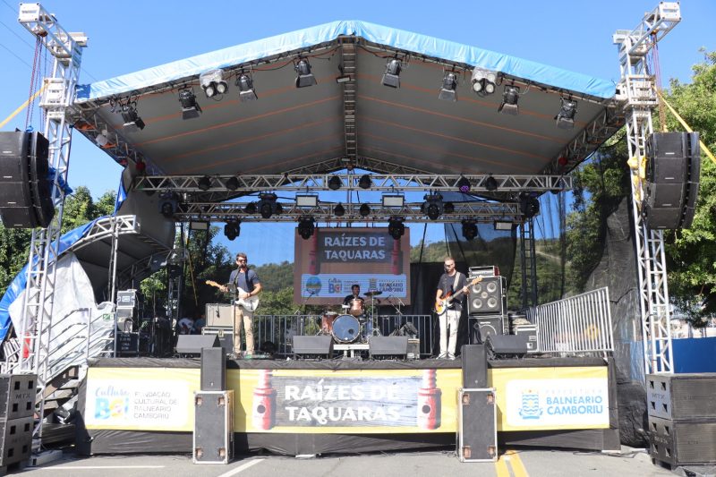 Palco armado da festa raízes de taquaras