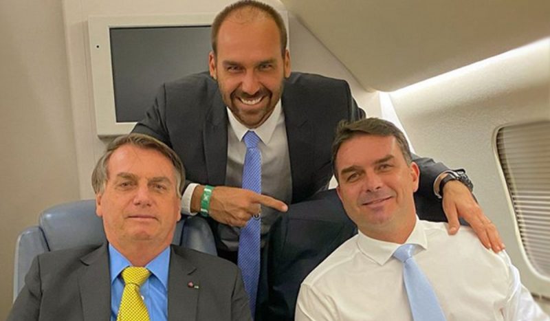 Imagem bom Bolsonaro com os filhos Eduardo e Carlos