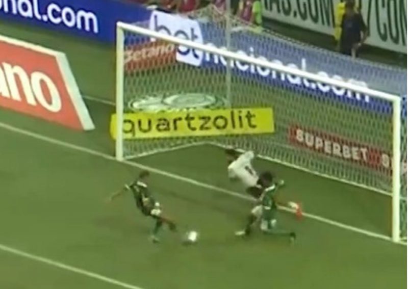 Rony se atrapalha com Estevão no jogo do Palmeiras