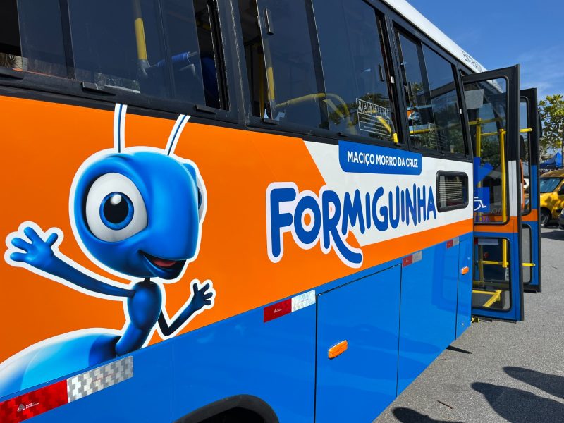 Foto com ônibus Formiguinha em profundidade