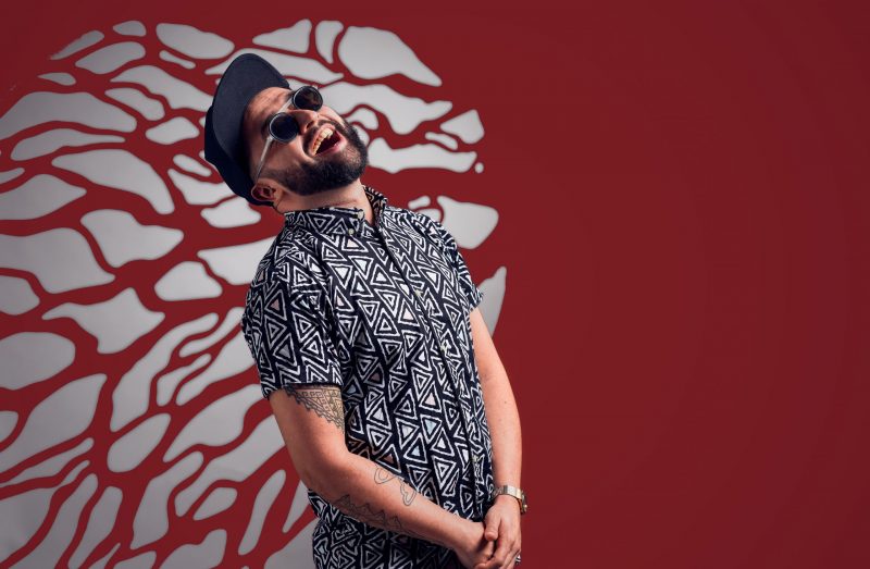 Nascido no Chile e residente em Amsterd&atilde; (Holanda), o m&uacute;sico Maurino &eacute; o parceiro de Mandale Mecha no novo single “Latidos” – Foto: Divulga&ccedil;&atilde;o