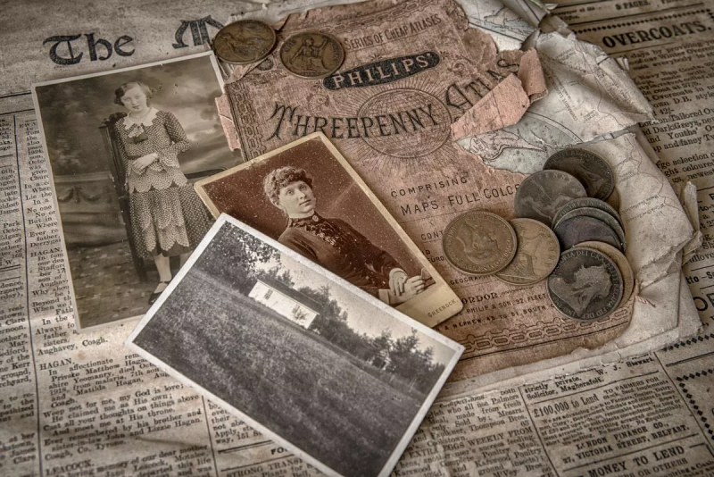 Jornais, fotografias e moedas do s&eacute;culo passado est&atilde;o espalhados pela casa – Foto: Abandoned NI/Triangle News/Divulga&ccedil;&atilde;o