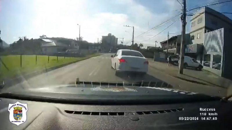 A GMT (Guarda Municipal de Trânsito) de Blumenau compartilhou um vídeo de uma fuga em alta velocidade em uma rua da cidade 