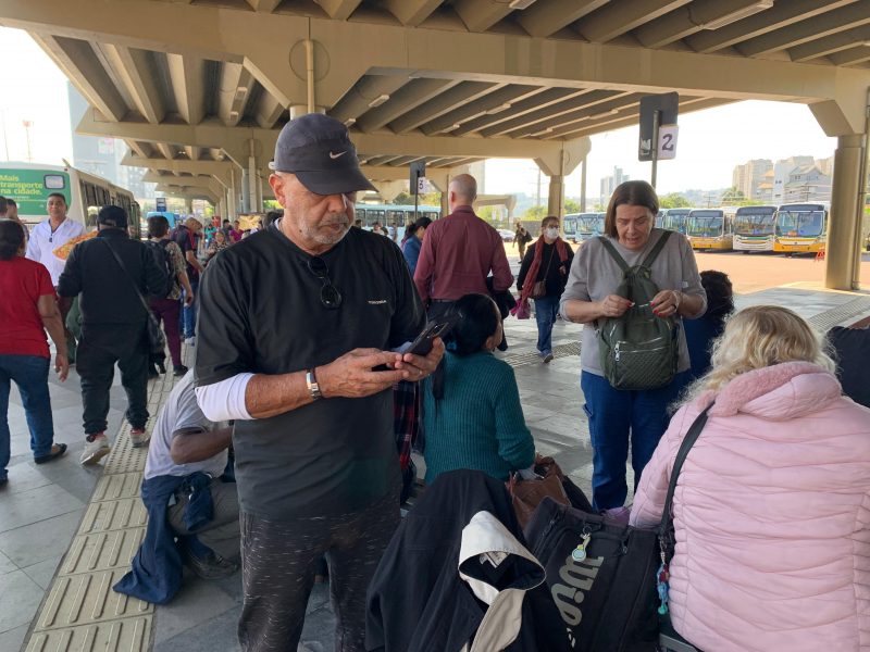 Francisco lamenta estrutura improvisada na rodovi&aacute;ria provis&oacute;ria de Porto Alegre – Foto: Vivian Leal