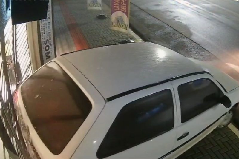 carro invadindo e arrombando a porta da loja em Xanxerê