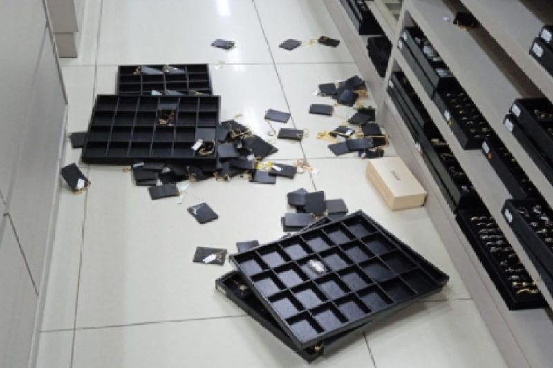 Ladrão fez a limpa em loja e derrubou vários produtos 