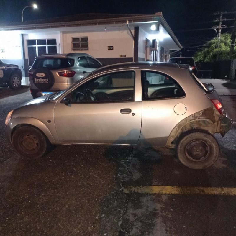 Carro utilizado no crime tem registro de furto em Jaragu&aacute; do Sul – Foto: PM Itaja&iacute;