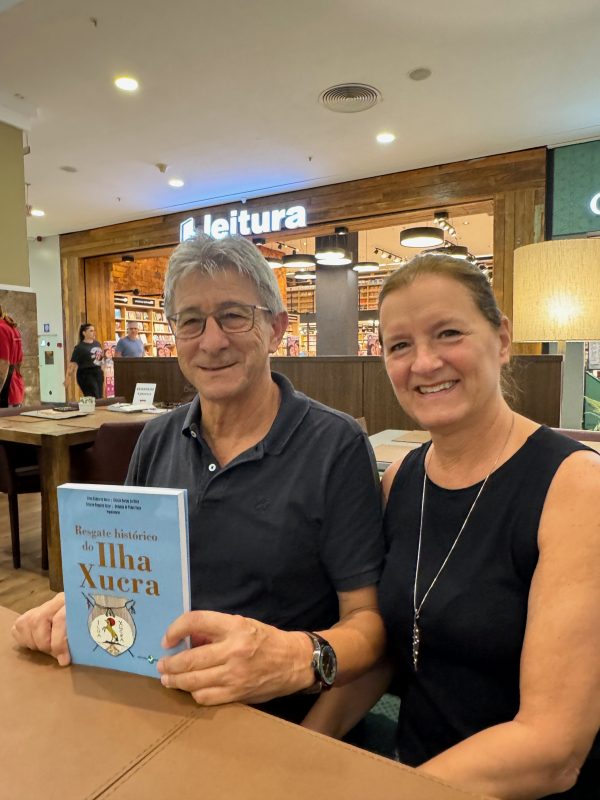 Gilberto, organizador do livro, e sua esposa &#8211; Foto: Moacir Pereira