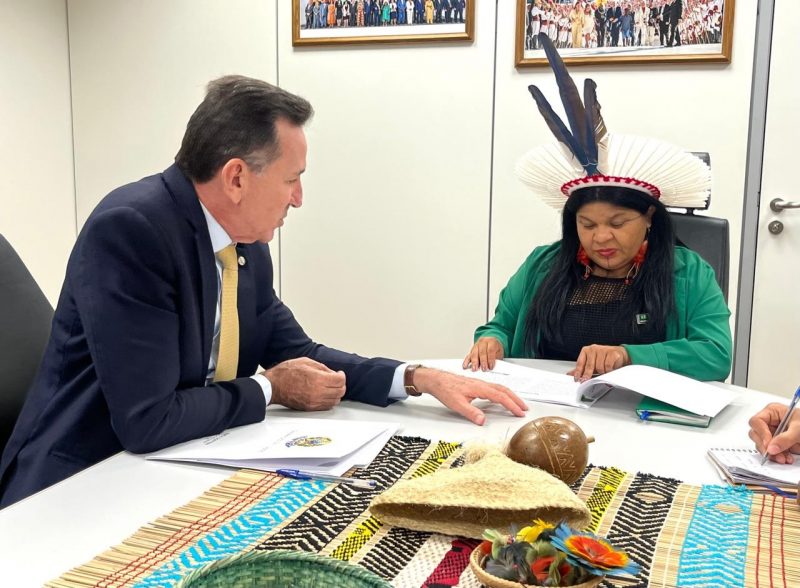 Deputado Jorge Goetten (PL-SC) e a ministra S&oacute;nia Guajajara – Foto: Divulga&ccedil;&atilde;o/ND