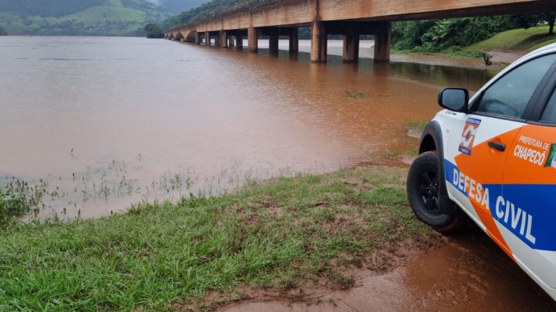 Goio-Ên e a ponte do Rio Uruguai com o carro da Defesa Civil 
