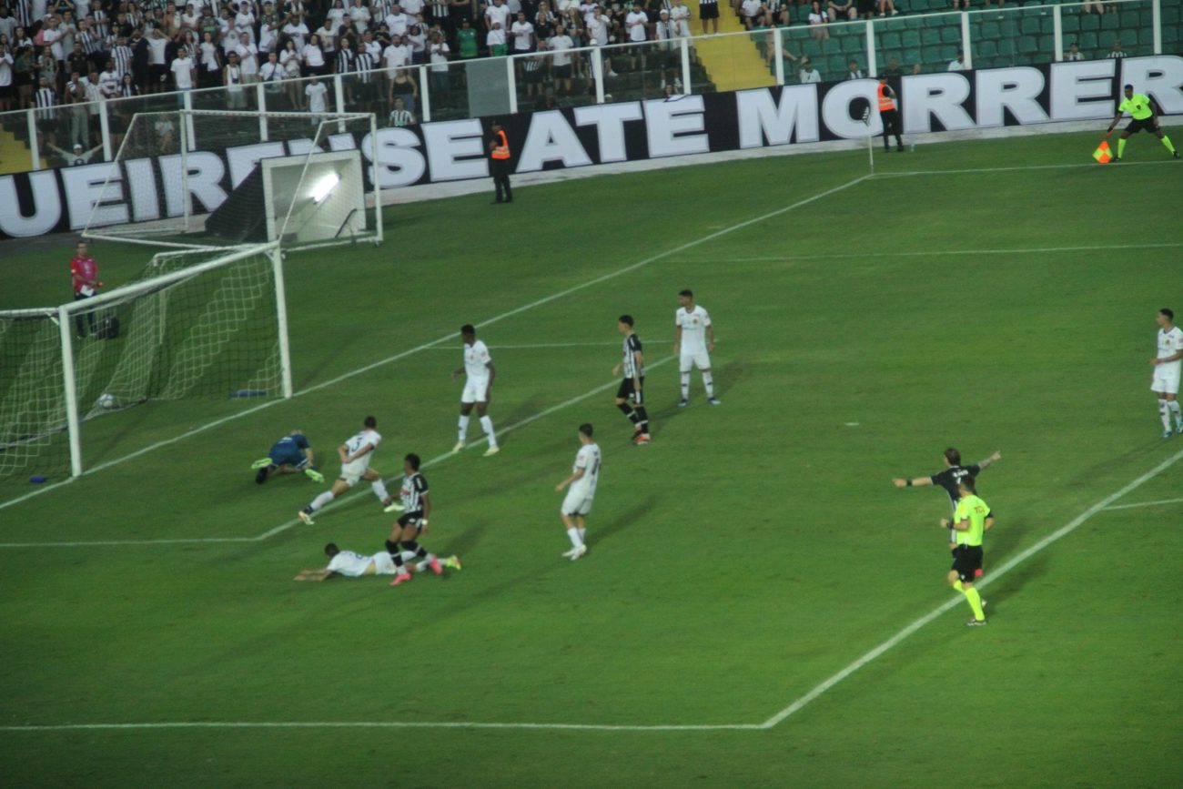 Alisson bateu a bola passou por baixo do goleiro - Jorge Jr./ND