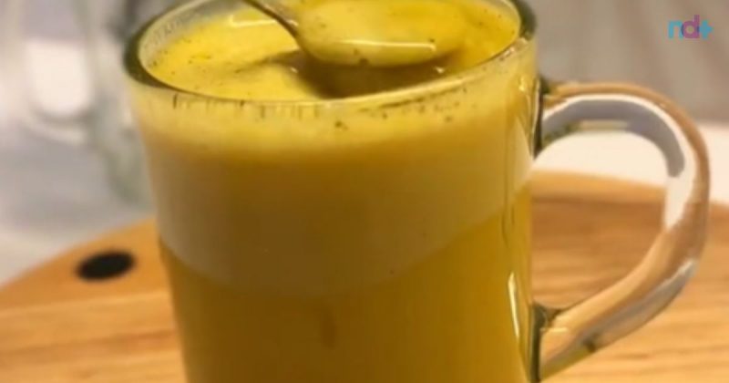 imagem mostra golden milk recém pronto