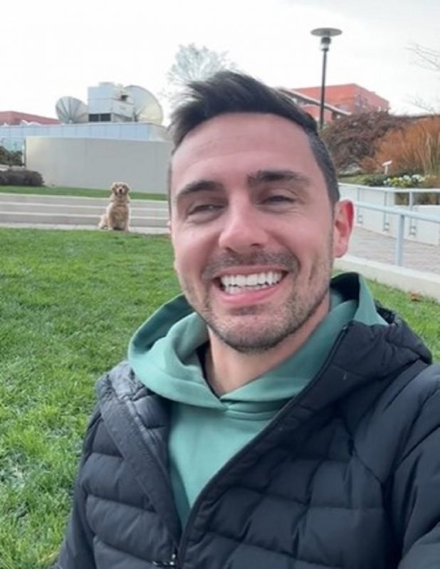 Tutor queria tirar uma foto com seu pet e ganhou um lindo sorriso – Foto: Internet/Reprodu&ccedil;&atilde;o/ND