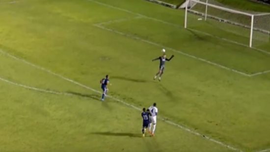 VÍDEO: Zagueiro tenta recuar bola para o goleiro e faz gol contra bizarro na Série C
