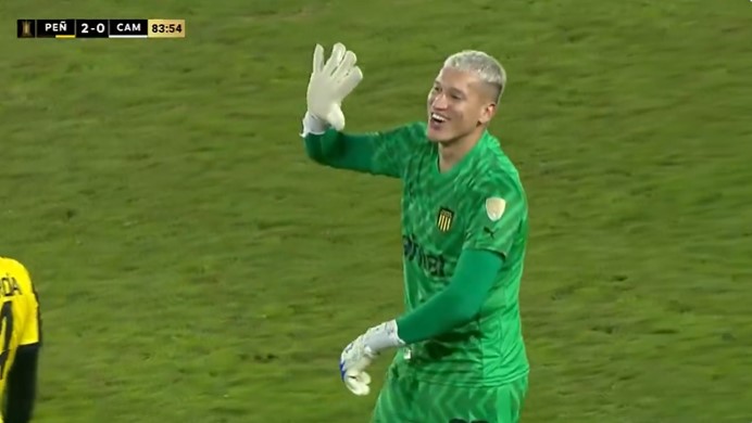 Goleiro do Peñarol mostra os cinco dedos da mão direita para Hulk