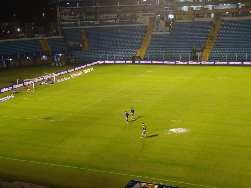 Dia de jogo Ava&iacute; x Goi&aacute;s e po&ccedil;as no lado esquerdo das cabines de imprensa – Foto: Jorge Jr./ND