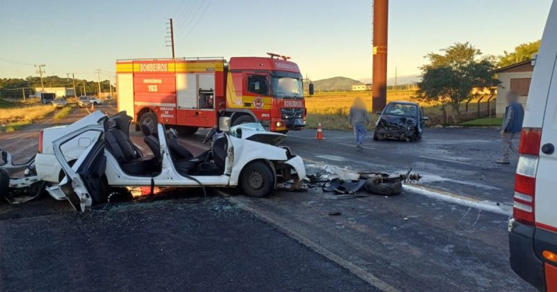 Colis&atilde;o deixou um dos condutores preso &agrave;s ferragens – Foto: Divulga&ccedil;&atilde;o/Corpo de Bombeiros