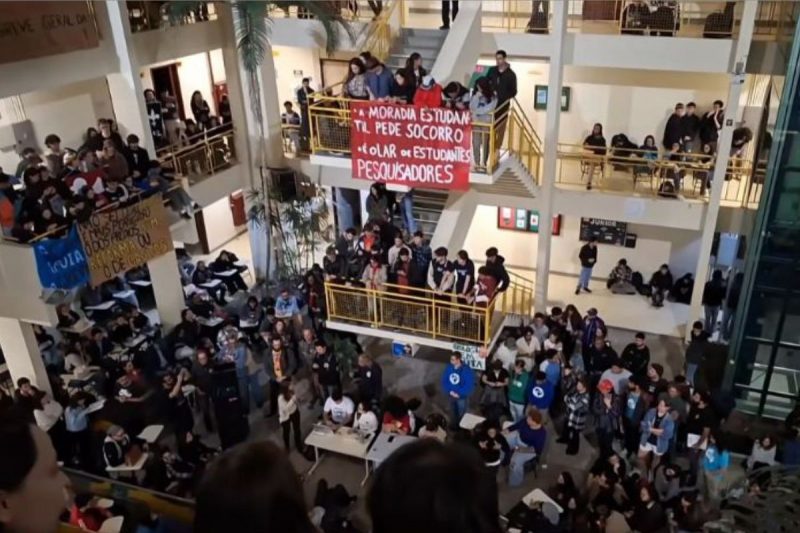 Estudantes aderem à greve em assembleia geral