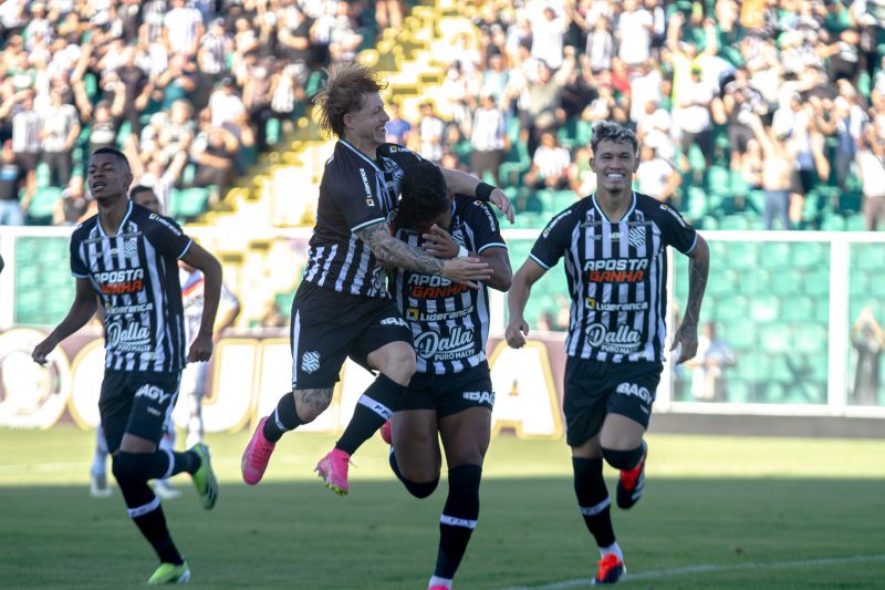 Atacante Guilherme Pato comemora gol com Alisson, ambos devem retornar à titularidade no time do Figueirense