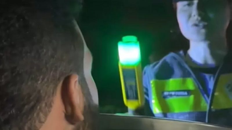 Gusttavo Lima realizando o exame de bafômetro durante blitz