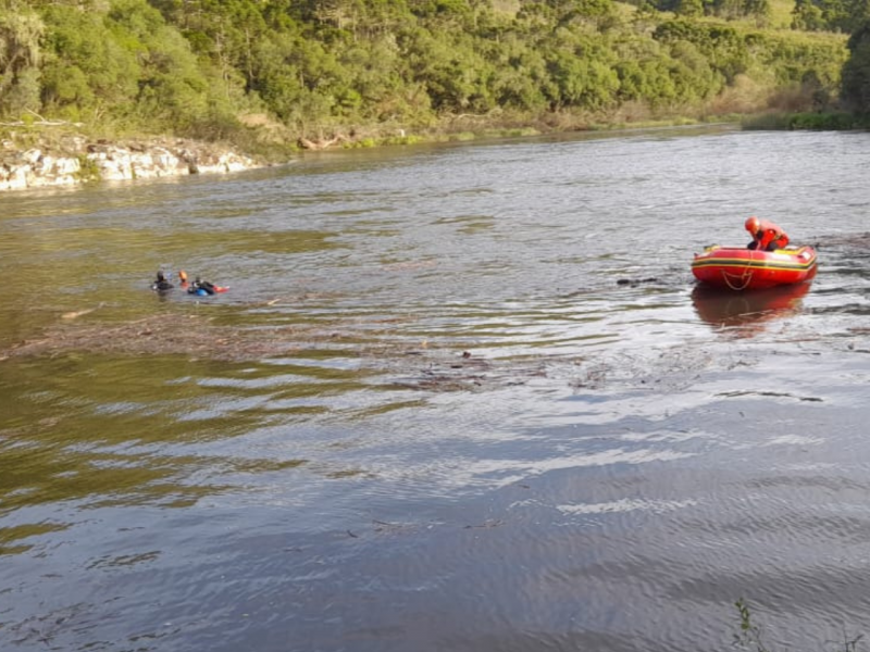 Bombeiros faziam buscas pelo homem desaparecido desde que foi arrastado por correnteza de rio no dia 18 de maio