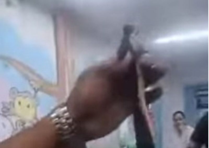 Homem leva cobra para o hospital em Mangaratiba 