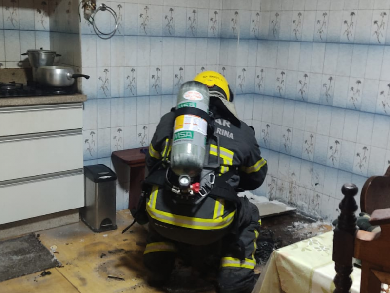 Chamas atingiam, principalmente, fogão a lenha e suporte de madeira da casa em Bom Jardim da Serra