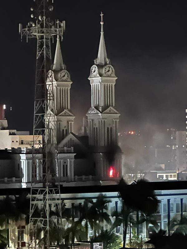 Incêndio na Catedral São João Batista foi registrado na noite desta quarta-feira (1°)