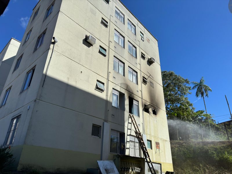 O fogo atingiu o primeiro andar do pr&eacute;dio – Foto: Moises Stuker/NDTV