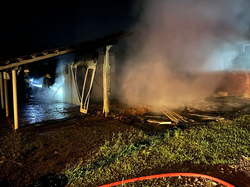 Bombeiros conseguiram controlar chamas e evitar maiores danos – Foto: Ricardo Alves/NDTV